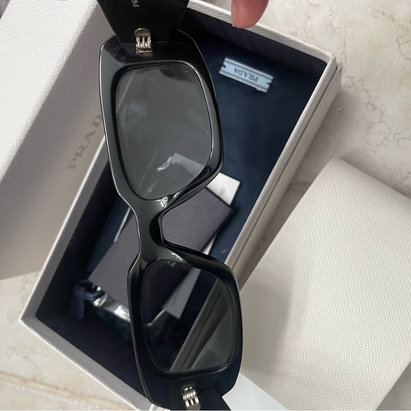 Prada sunglasses - Picture 5 of 7